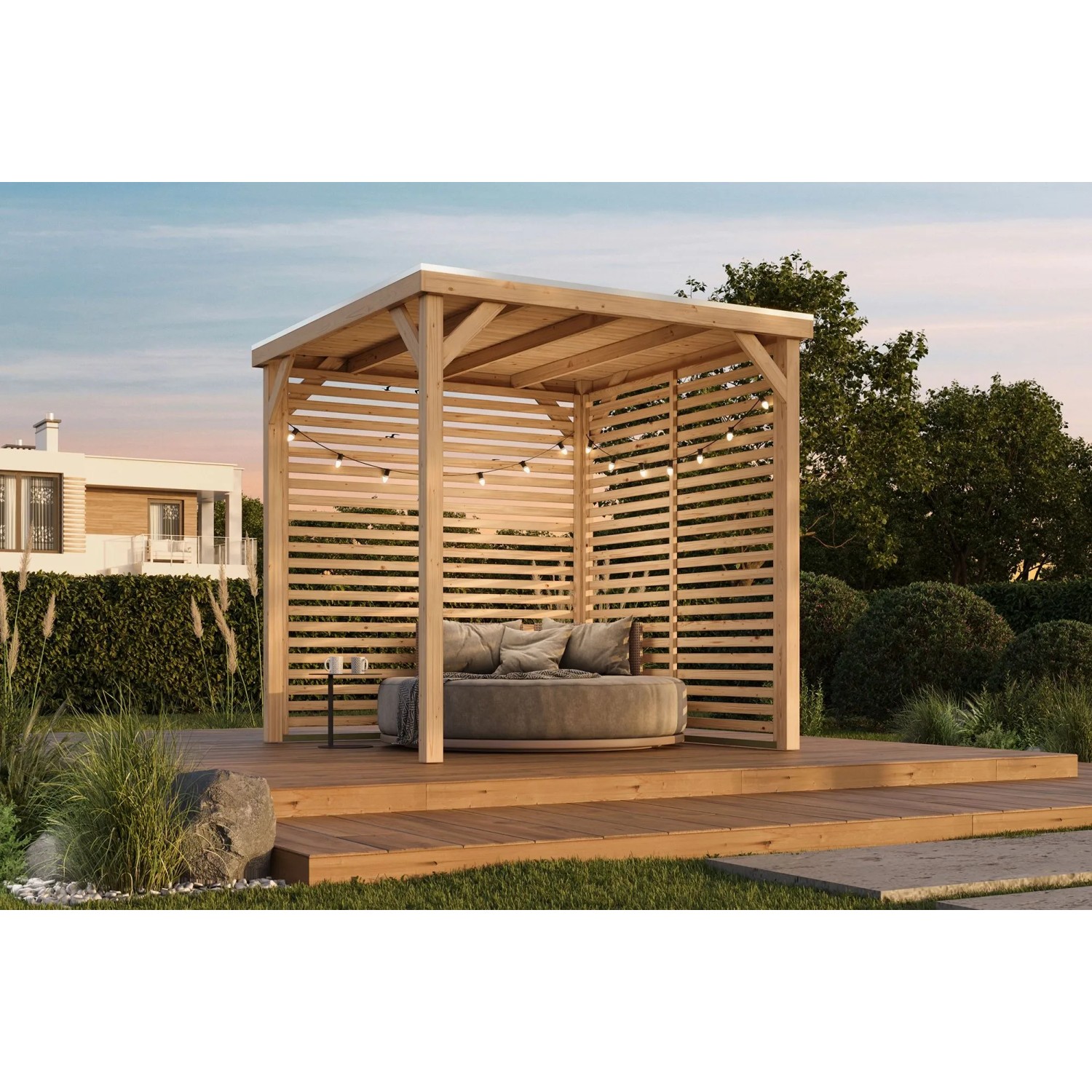 Karibu Pavillon Kvadrat aus naturbelassenem Holz mit Dach und Lamellenwänden.