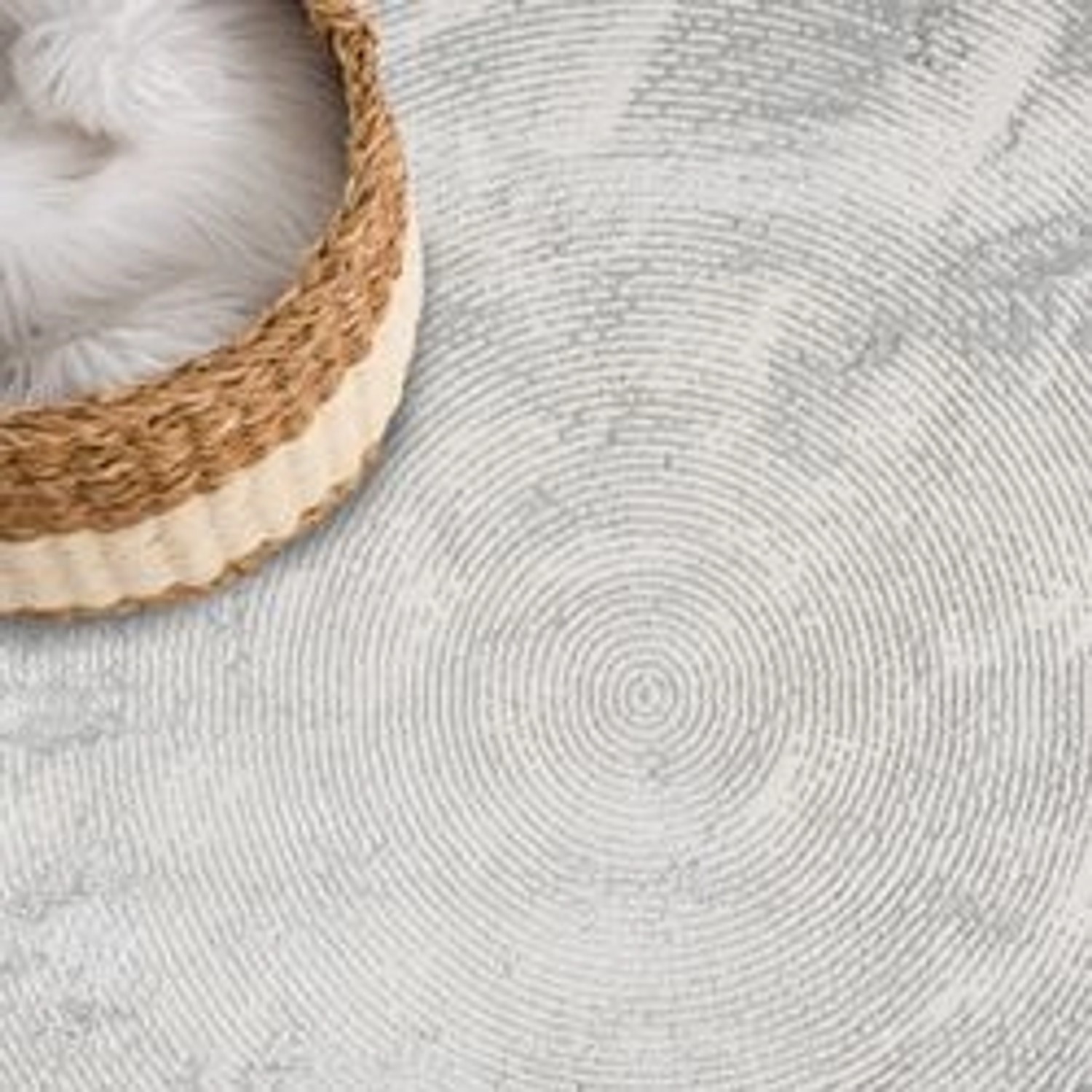 Grauer payé Teppich Royal 481 (80x300 cm) mit konzentrischem Muster und Korb.