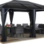 Sojag Pavillon Meridien 12x16 Anthrazit mit Möbeln und Vorhängen.