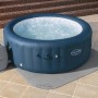 Bestway Lay-Z-Spa Bodenschutzmatte, grau, aus Kunststoff unter blauem Whirlpool.