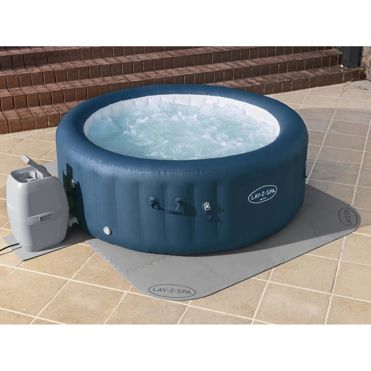 Bestway Lay-Z-Spa Bodenschutzmatte, grau, aus Kunststoff unter blauem Whirlpool.