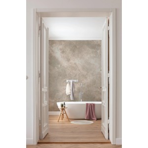 Badezimmer mit Komar Vliestapete Marmorelia in Marmoroptik hinter Badewanne.