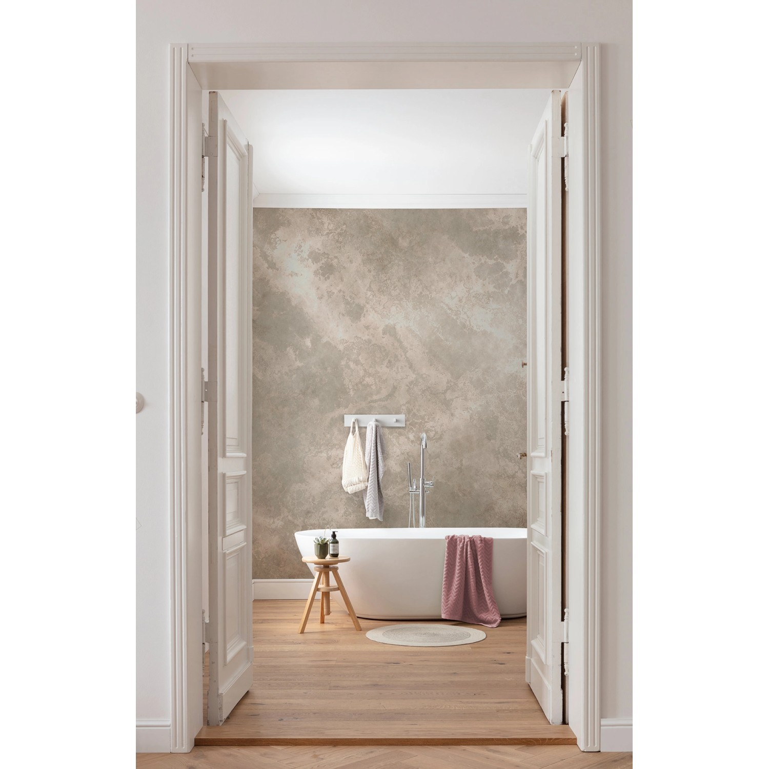 Badezimmer mit Komar Vliestapete Marmorelia in Marmoroptik hinter Badewanne.
