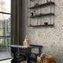 ESTAhome Vliestapete mit Blumenmuster in Altrosa und Olivgrün im Raum.