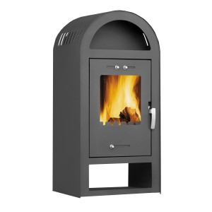 Firefix Galeras P5 Kaminofen aus Stahl, schwarz, mit brennendem Holz im Feuerraum.