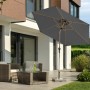 Anthrazitfarbener Schneider Marktschirm Cordoba (270 cm) mit Holzoptik-Gestell auf Terrasse, Kurbel & Knickfunktion.