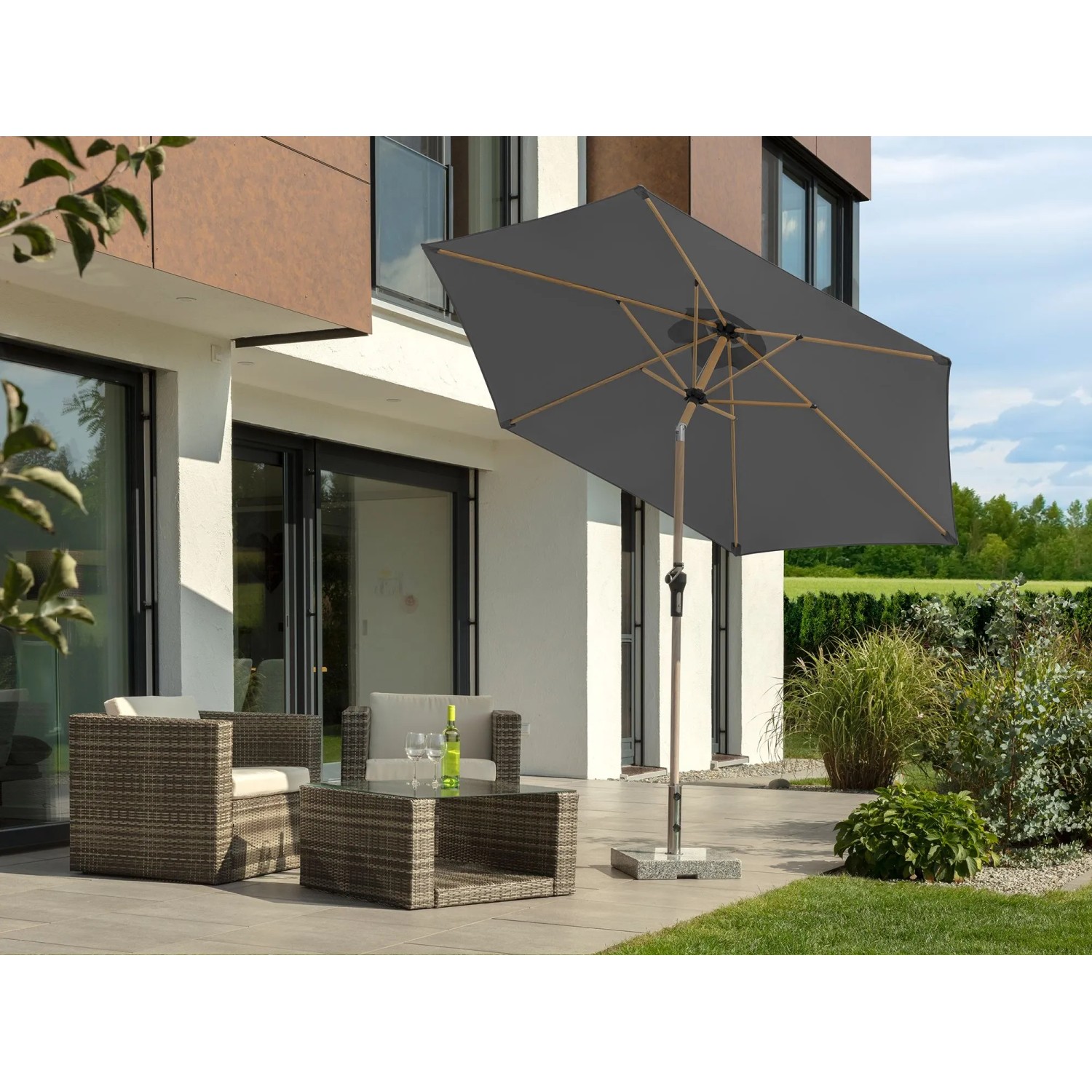 Anthrazitfarbener Schneider Marktschirm Cordoba (270 cm) mit Holzoptik-Gestell auf Terrasse, Kurbel & Knickfunktion.