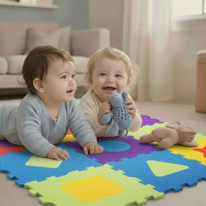 Zwei lachende Babys auf einer bunten LittleTom Baby Puzzlematte mit geometrischen Symbolen. Sichere Spielmatte für Kinder.