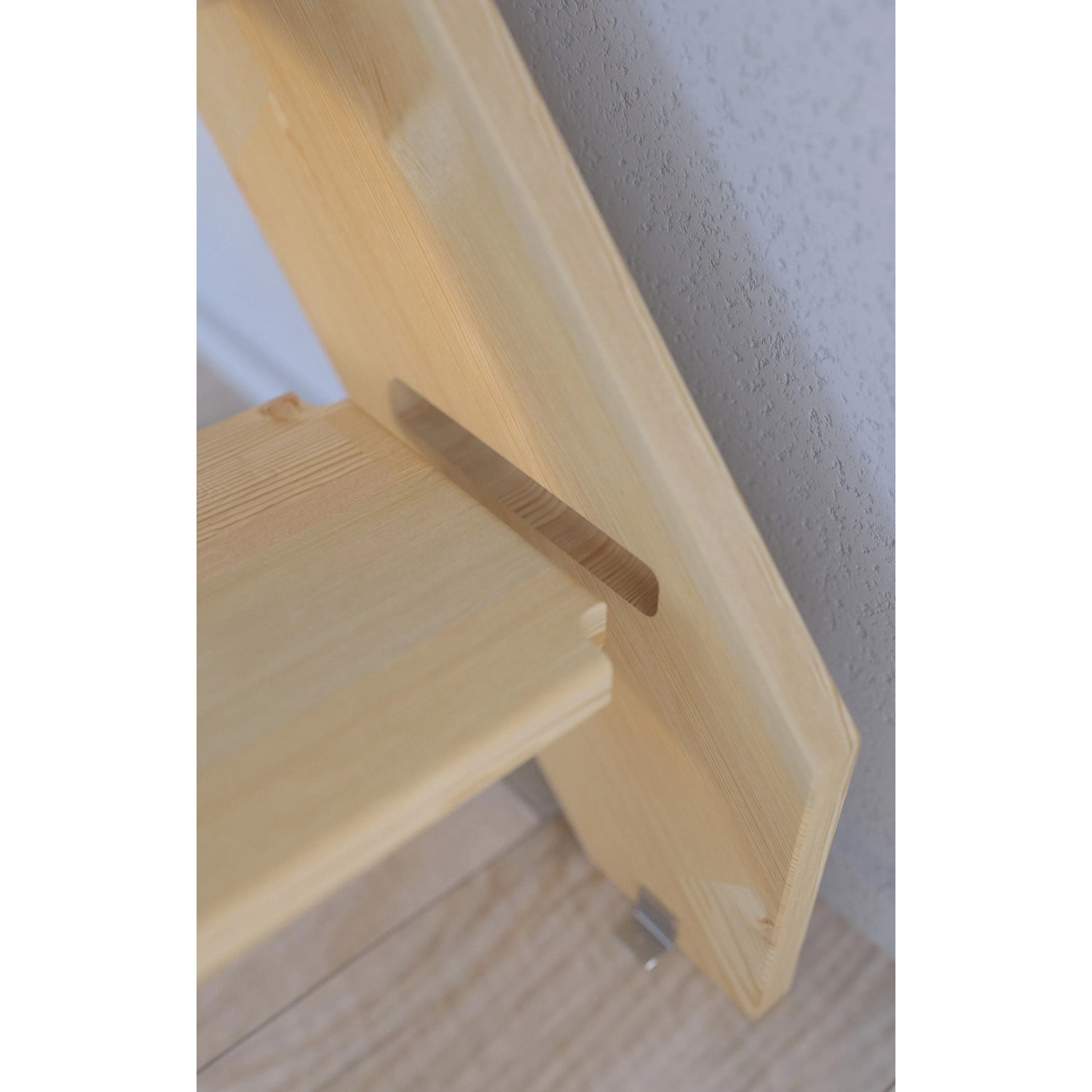 Detailaufnahme einer StarWood Fichte Treppe mit Holzgeländer und zwei Querleisten.
