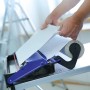 LUX Kleistergerät mit Rollenhalterung in Nutzung: Tapete wird eingekleistert. Tapezierwerkzeug für gleichmäßigen Auftrag.