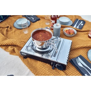 Enders Nelson Campingkocher mit Topf auf gedecktem Tisch. Kompakter Gaskocher für Camping & Outdoor.