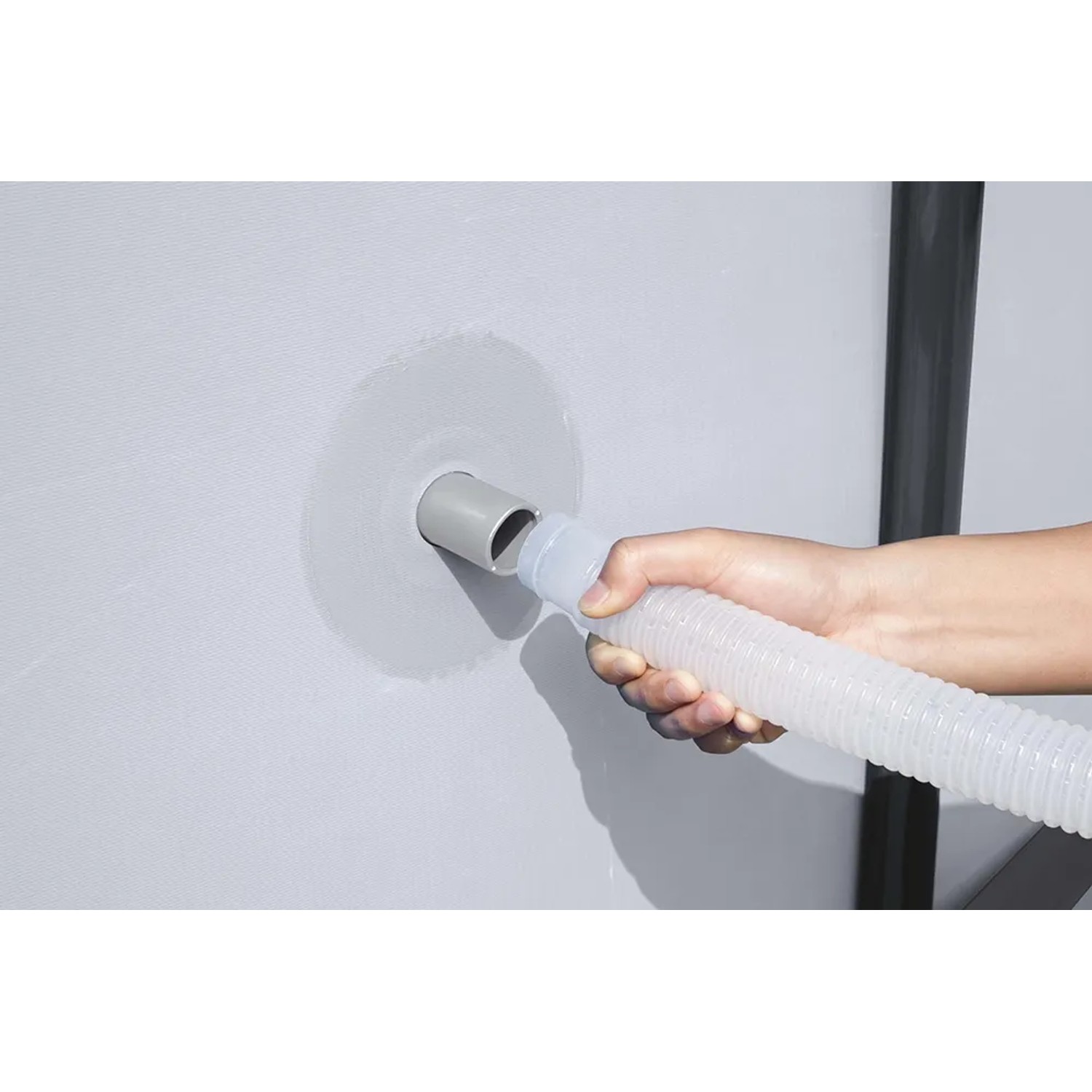 Bestway Flowclear Filterpumpe (2.006 l/h) mit Schlauchanschluss am Pool.