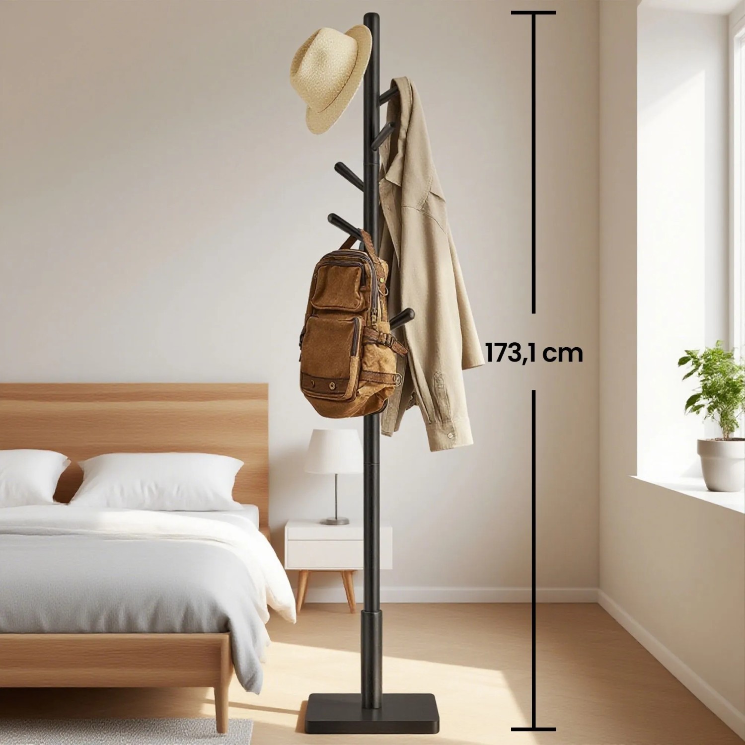 Schwarzer Songmics Kleiderständer Andi mit 8 Haken und einer Höhe von 175 cm im Schlafzimmer.