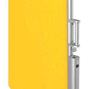 Detailaufnahme: Sandfarbene Spettmann Seitenzugmarkise Visor mit silbernem Gestell.