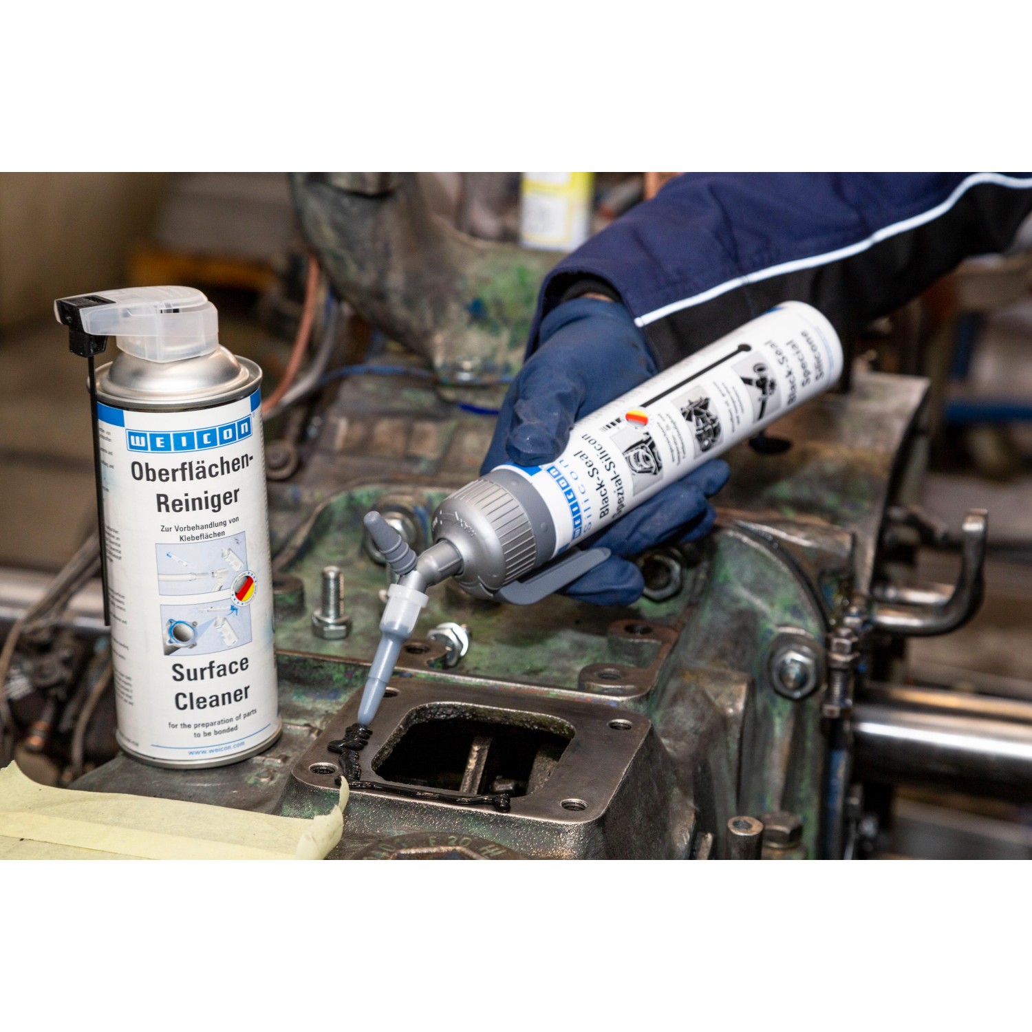 WEICON Black-Seal Dichtmasse in Anwendung, mit Oberflächenreiniger. Öl- und fettbeständig, hochtemperaturbeständig.