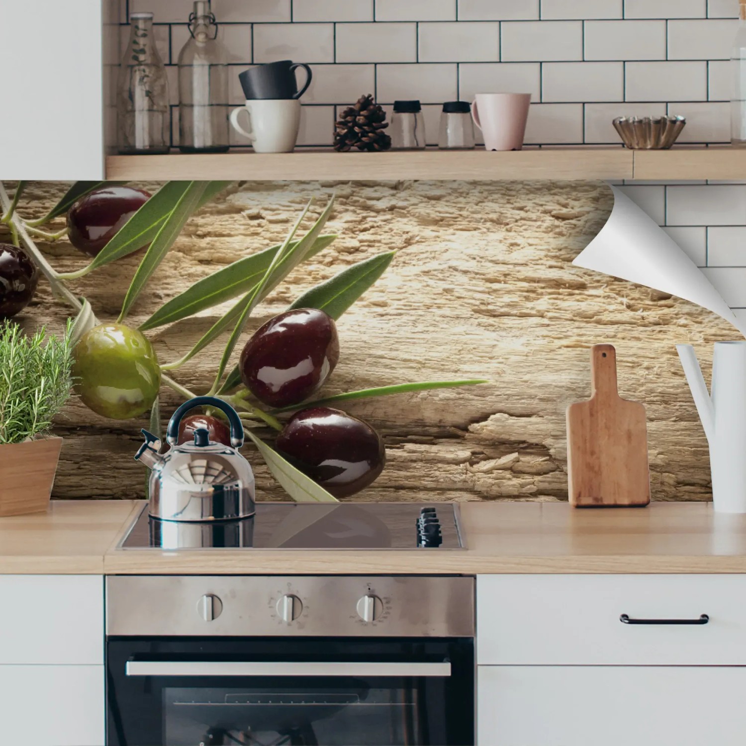 Myspotti Küchenrückwandfolie Mediterran mit Oliven-Motiv als Fliesenschutz in der Küche.