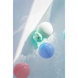 MegaLight LED Kinder-Badelicht Swimmy Hippo RGBW im Wasser mit bunten Bällen.