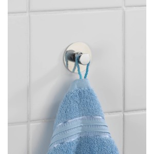 Wenko Wandhaken Savona Chrom mit blauem Handtuch an weißer Wand.