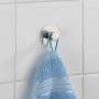 Wenko Wandhaken Savona Chrom mit blauem Handtuch an weißer Wand.