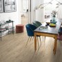 Verlegter Egger Aqua-Laminatboden EL2855 NatureSense Olchon Eiche Sandbeige im Wohnraum.