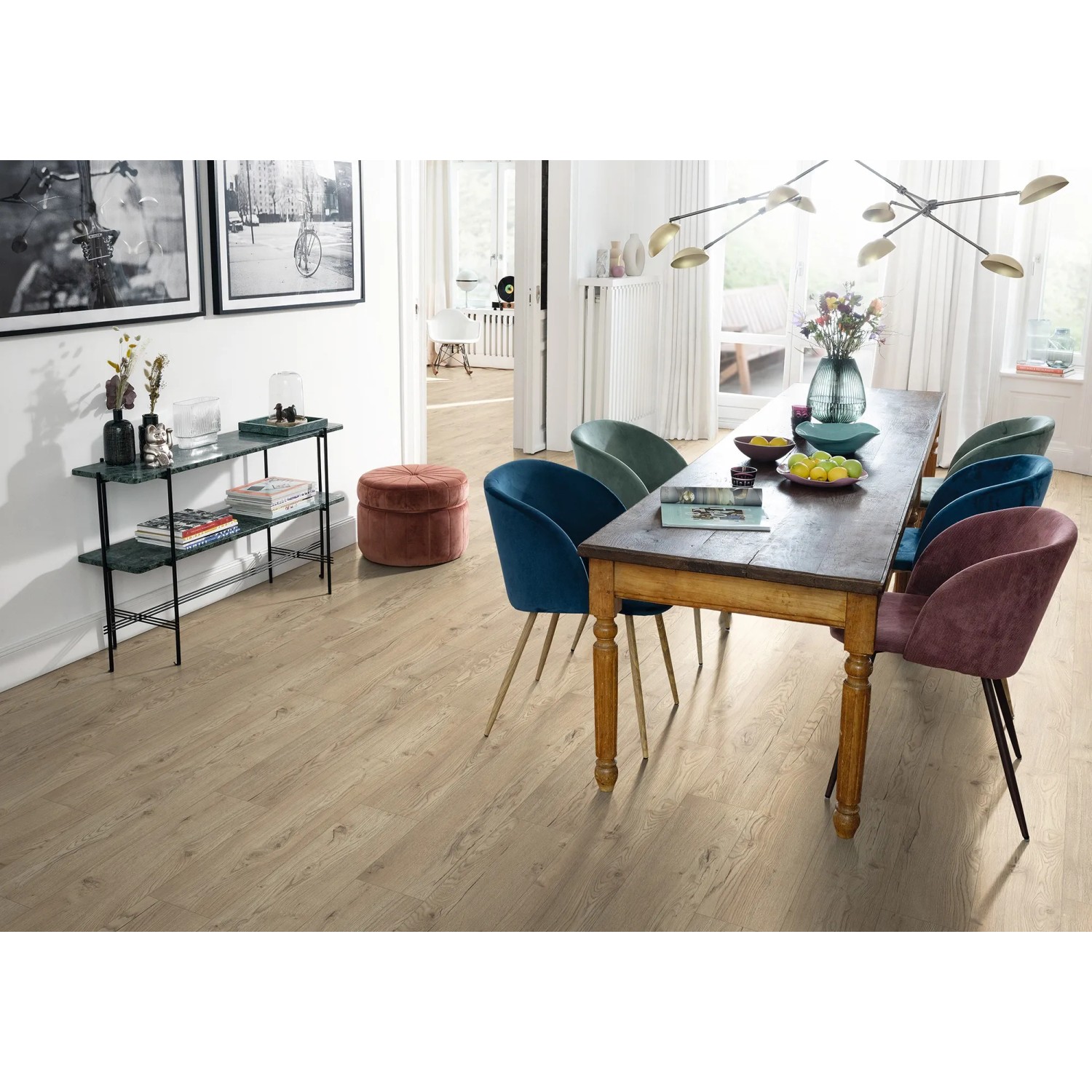 Verlegter Egger Aqua-Laminatboden EL2855 NatureSense Olchon Eiche Sandbeige im Wohnraum.