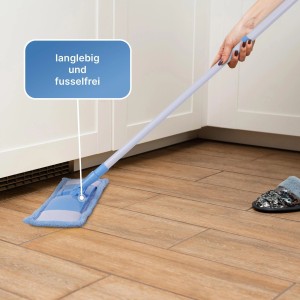 Bestlivings Bodenwischer mit blauem Mikrofaser Ersatzbezug im Einsatz.