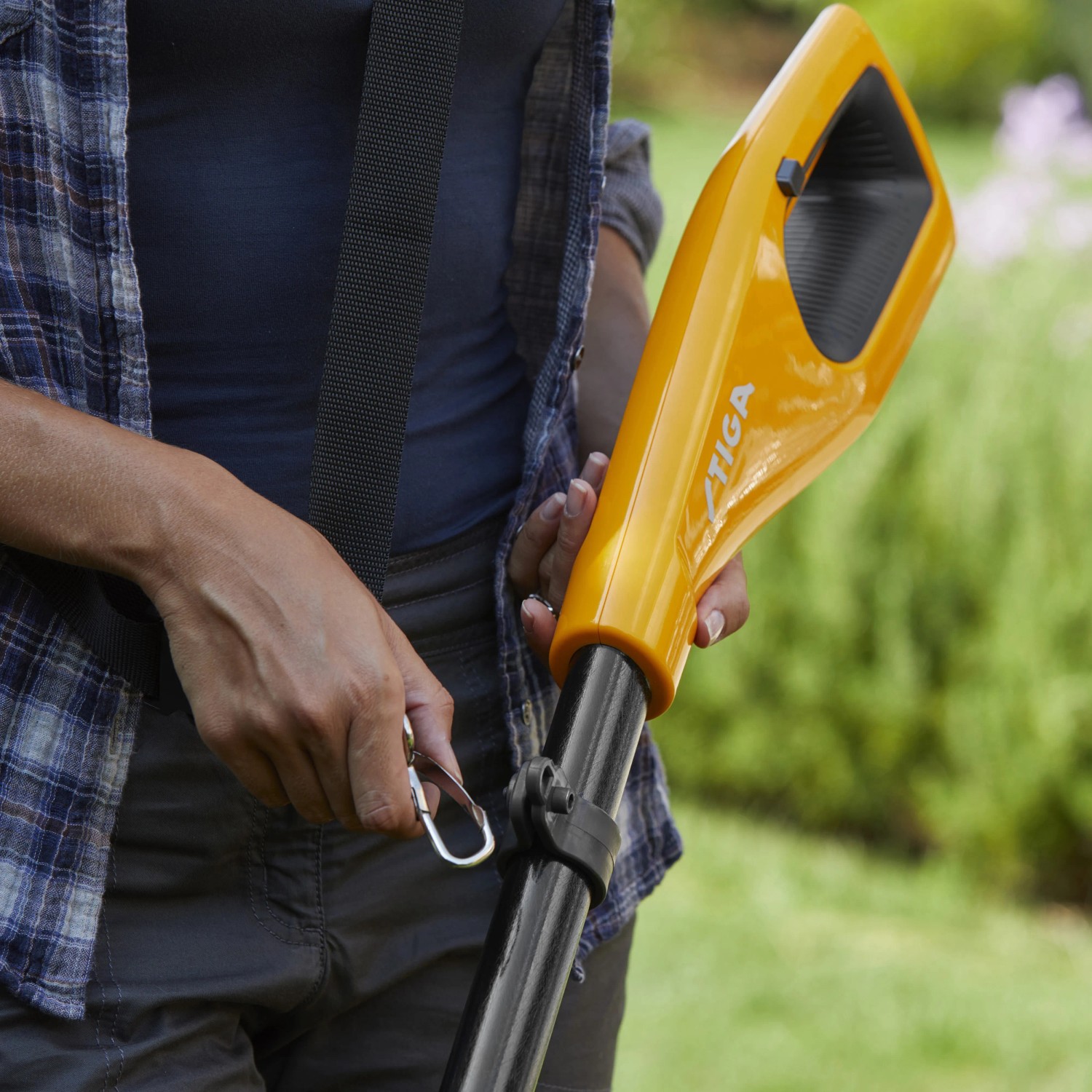 Detailaufnahme: Stiga Akku-Multitool MT 100e mit Tragegurt in Verwendung.