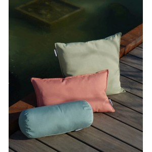 mokebo Outdoor Kissen 'Die Auszeit' in Koralle, Grün und Blau auf Holzterrasse.