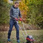 Einhell Akku-Bodenhacke GE-CR 30 Li Solo im Einsatz beim Auflockern des Bodens.