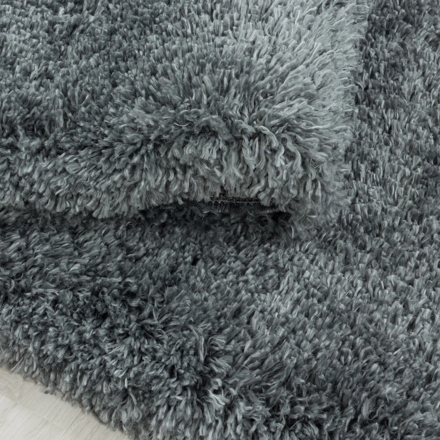 Detailaufnahme: Hellgrauer Ayyildiz Hochflorteppich Fluffy 3500, weicher Shaggy Teppich.