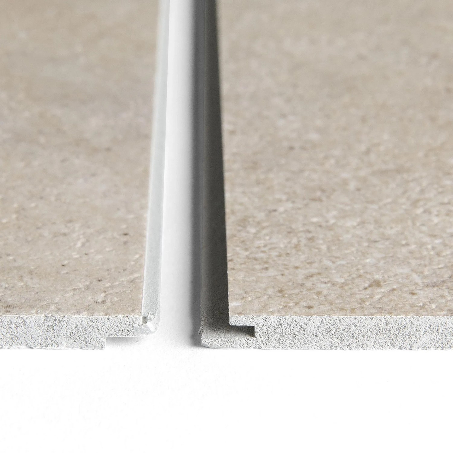 Detailaufnahme: Grosfillex GX Wall+ Creme Slate Dekor-Paneele mit Nut- und Feder-System.