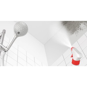 Anwendung von Alpina Anti-Schimmel Reiniger im Bad gegen Schimmel.