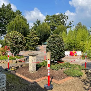 UvV Quad Absperrpfosten Set mit rot-weißer Kette zur flexiblen Bereichsabsperrung im Außenbereich.