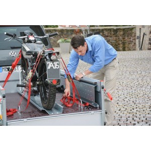Stema Motorradtransportset für Anhänger: Motorrad auf Anhänger mit Standschiene und Zurrgurten.