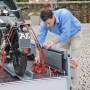 Stema Motorradtransportset für Anhänger: Motorrad auf Anhänger mit Standschiene und Zurrgurten.
