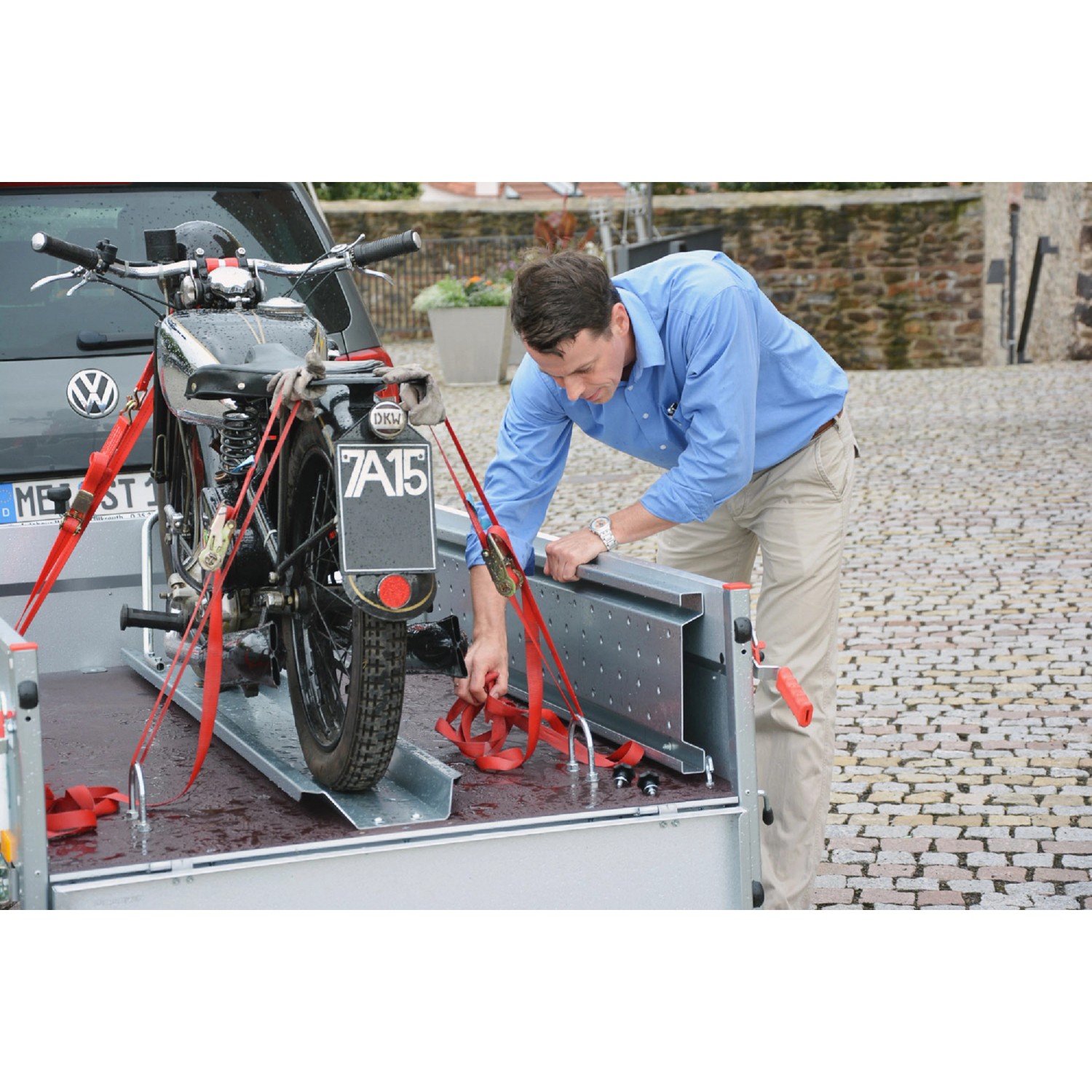 Stema Motorradtransportset für Anhänger: Motorrad auf Anhänger mit Standschiene und Zurrgurten.