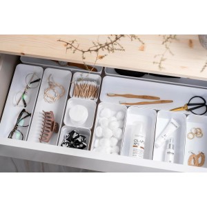 Weißer SmartStore Compact Sort 10x10 Organizer in Schublade mit diversen Gegenständen.