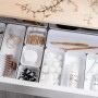 Weißer SmartStore Compact Sort 10x10 Organizer in Schublade mit diversen Gegenständen.
