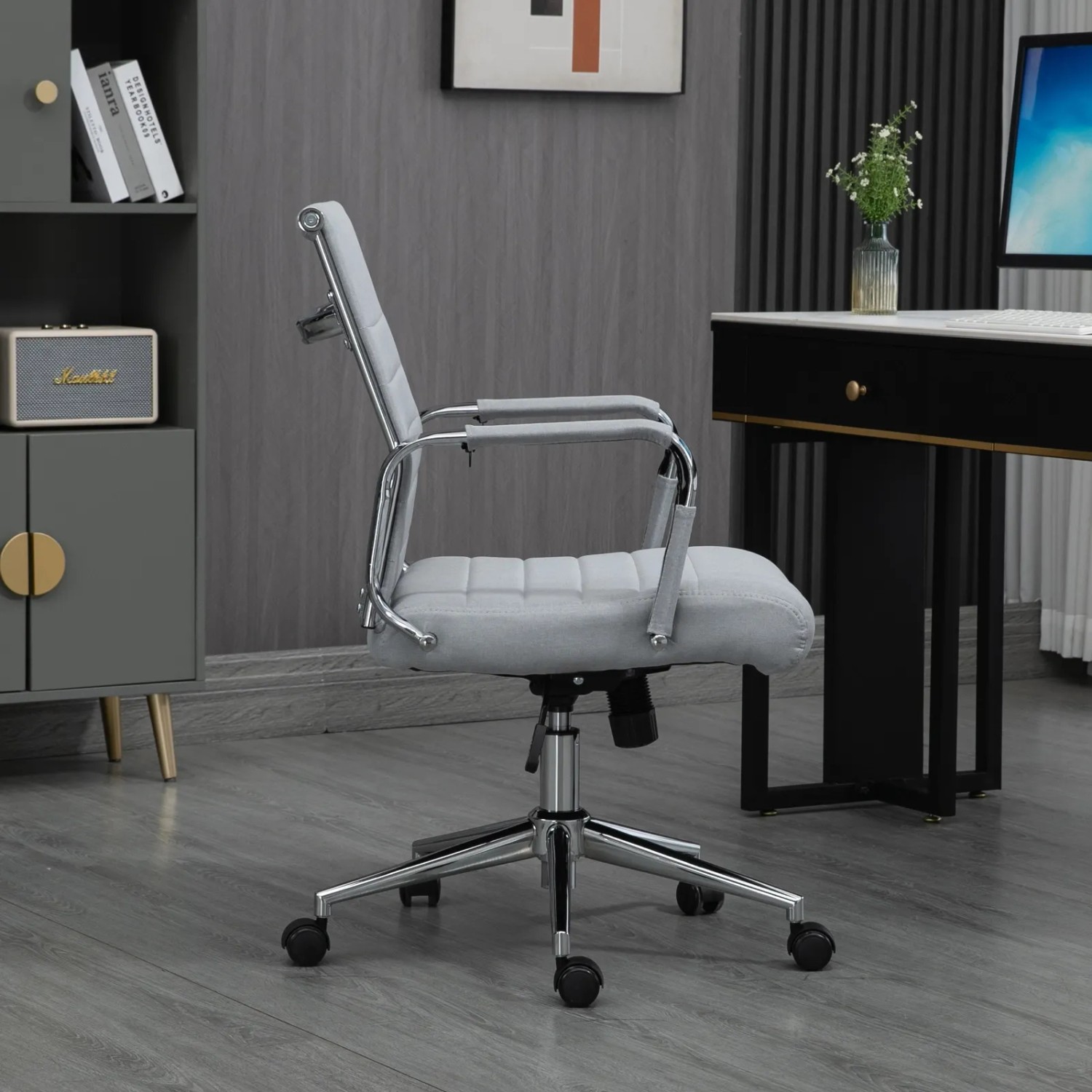 Hellgrauer Svita Office Comfort Bürostuhl mit niedriger Rückenlehne und Chromgestell.