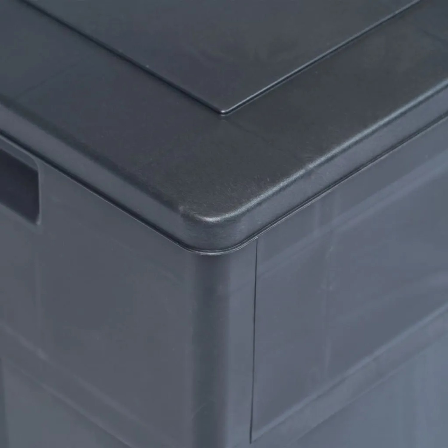 Detailaufnahme: Schwarze VidaXL Garten-Aufbewahrungsbox (320 L) aus Kunststoff.