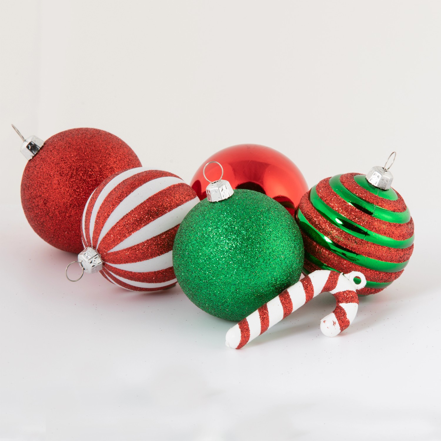 16 Weihnachtskugeln Set - 6cm Baum Schmuck In Rot & Grün | Traditioneller Weihnachtsbaumschmuck Mit 8 Mustern