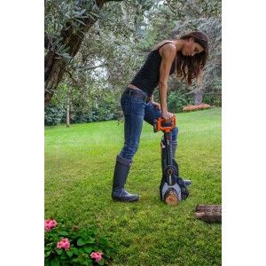 Worx JawSaw Akku-Astsäge WG329E.9 beim Sägen eines Astes im Garten.