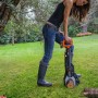 Worx JawSaw Akku-Astsäge WG329E.9 beim Sägen eines Astes im Garten.