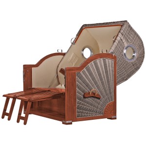 Strandkorb Westerland Mahagoni mit Bullauge, grauem PE-Geflecht und ausziehbaren Fußstützen.