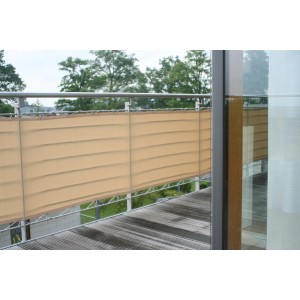 Floracord Balkonverkleidung Sisal (65x300cm) am Balkongeländer montiert.