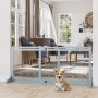 Hellblaues, ausziehbares Hunde Absperrgitter mit Fußstütze im Wohnzimmer. Trennt Räume für Haustiere. Corgi davor.