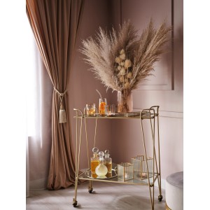 Goldene Laterne Modern Antique auf Barwagen mit Getränken und Deko.