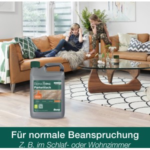 Bona Home Parkettlack Classic matt 4 l im Wohnraum mit Kindern auf Sofa und Teppich.