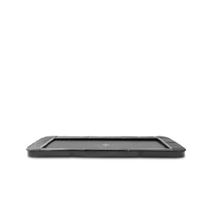 Schwarzes, rechteckiges Exit InTerra Bodentrampolin 214x305 cm, ebenerdig im Rasen eingelassen.