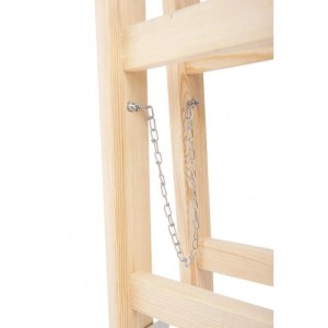 PROREGAL Holz-Sprossen-Stehleiter: Detail der Sicherheitskette aus Metall. Helles Kiefernholz, stabile Konstruktion für sicheren Stand.